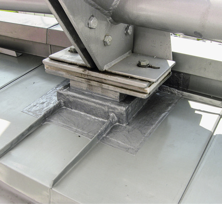 
Flüssigkunststoff-Eindichtung eines Auflagers im Metalldachbereich
