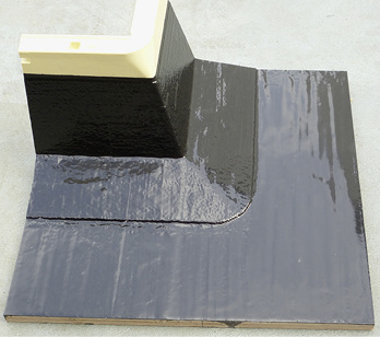 
Vliesformteile erleichtern die Arbeit an Ecken erheblich. Das Außeneck dieses Trainingsmusters wurde mit schwarzem Flüssigkunststoff der Marke Enkopur abgedichtet
