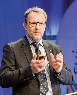 
BAUMETALL-Autor und Suissetec-Fachbereichsvorstand Benno Lees referierte vor rund 650 Spezialisten auf dem Schweizer Spenglertag 2015 über das Thema „Kapillarer Wassereintrag bei Falzkonstruktionen“ 
