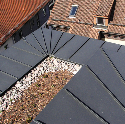 
Flach, dicht und aus farbbeschichtetem Aluminium von Prefa
