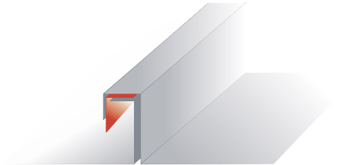 
Jetzt erfolgt das Darüberlegen der Oberdeckung sowie das anschließende Heften und Verfalzen des Scharfalzes
