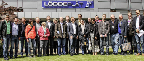 BAUMETALL-Treff Gruppenfoto vor dem Fachbetrieb von Jörgen Rasmusson
