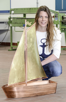 <p>
 Marina Brust aus Würzburg mit Segelboot
</p>