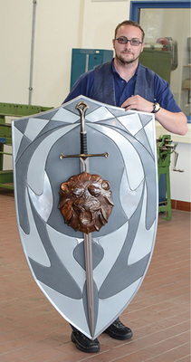 
Dominik Osché präsentiert seinen Aluschild
