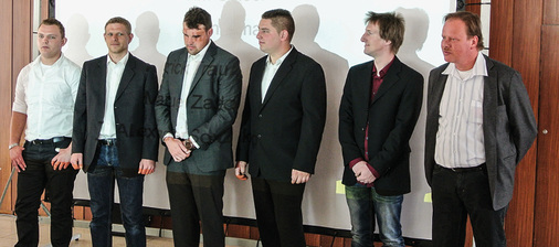 
Sechs frisch gebackene Ulmer Klempnermeister warten auf ihr Abschlusszeugnis
