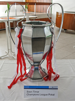 
. . . trinken auf die erfolgreichen Ulmer Meister
