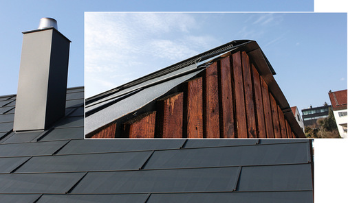 <p>Der Schornstein wurde ebenso wie Dachfenster und weitere Durchbrüche in die Dachfläche eingefalzt – der Firstlüfter ist eine Sonderlösung</p> - © Bruno Rösch für Prefa