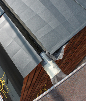 Eine schmale Rinne, die vorne tiefer liegend ausgeführt Sicherheit bietet
