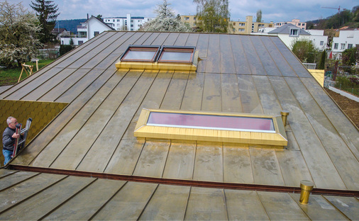 
Linientreu: Dachlandschaft aus Tecu-Brass
