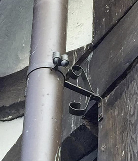 Am Gardasee entdeckte Frank Preuss Klempnerkunst am Regenrohr
