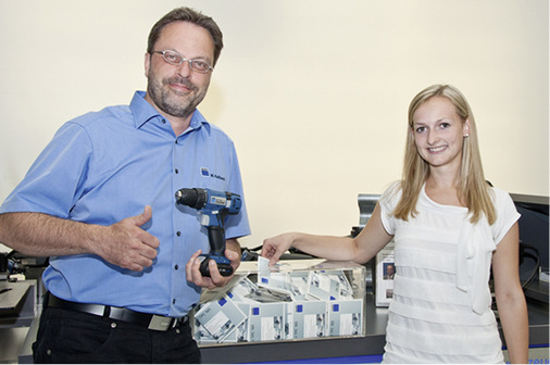 Michael Keilbach (Trumpf Elektrowerkzeuge) und die Trumpf-Glücksfee bei der Ziehung der Testpersonen
