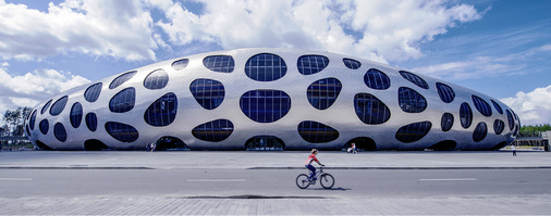 
Gebürstete Aluminium-Schindeln bekleiden das Dach und die Fassade
