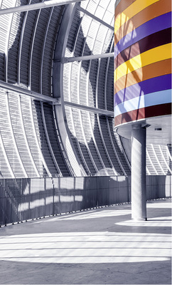 
Innen: Im öffentlichen Bereich zwischen Geschäften und Bars eröffnet der Rundweg den Besuchern sensationelle Blicke auf die Stahlträger, Rippen und Metallprofile. Die transparente Fassade ist bis unters Dach zu den Trapezprofilen einsehbar
