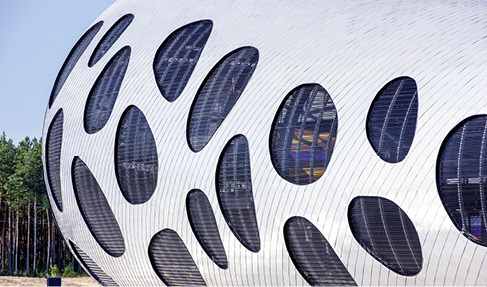 
Aus der Nähe sind die fluchtgerechten Linien der Rauten auf den gewölbten Formen gut zu sehen
