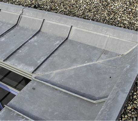 
Fehler 1: Winkelstehfalze sind bei flachen Dachneigungen unzulässig.
