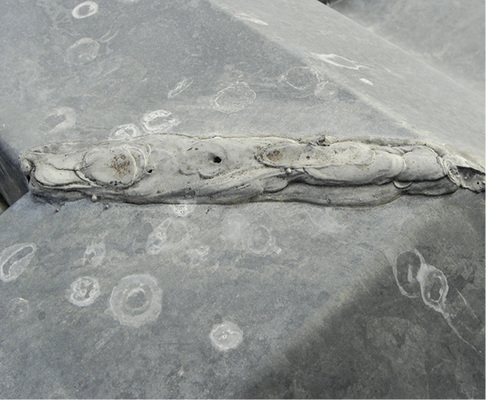 
… Haarrisse bilden und Feuchtigkeit in die Konstruktion eindringt
