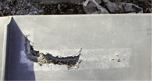 
Kapillare Effekte saugten am Traufanschluss Feuchtigkeit unter die Schare der extrem flach geneigten Gesimseindeckung. Die Folge: Lochfraß
