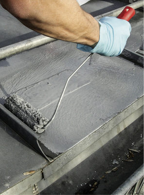 
Provisorium mit aufgenietetem „Blechpflaster“ und Flüssigkunststoff 
