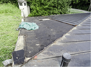 <p>
Diebstahl einer mit Kupfer gedeckten Teildachfläche im Juni 2015. Der Schaden an Unterkonstruktion und Trennlage ist oft höher als der Wert der Beute
</p>
