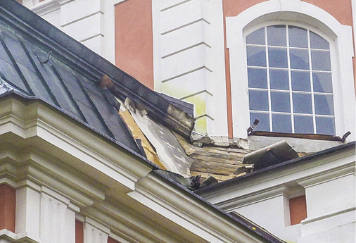
Selbst das 15 m hohe Kirchendach der Schlosskirche in Berlin-Buch wurde von den Kupferdieben nicht verschont
