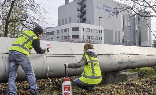 
Das Aufbringen unsichtbarer Markierungen auf der Aluminium-ummantelten Pipeline soll künftig Diebe abschrecken
