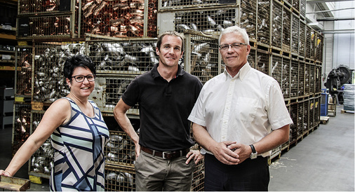 
Martina Müller (Grömo-Marketing), Jürgen Grotz (Technischer Leiter bei Grömo)und Grömo-Geschäftsführer Günter Weilguni (r)
