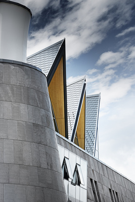 Aqua Dome

Gedeckt wurde die außergewöhnliche Holzkonstruktion "mit dem einzigen Material, das gepasst hat", so Fend. Mit anthrazitfarbenen Aluminium-Dachschindeln von Prefa.