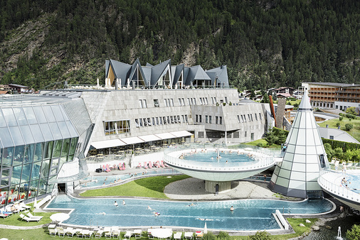 Der Aqua Dome ist auch international eine der wenigen Thermen, die im Hochgebirge liegen. Ausschlaggebend für die Architekten von Holzbauer & Partner ein alpines Erscheinungsbild zu entwickeln, das durchaus auch polarisieren darf.