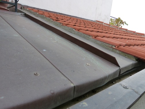 Manfred F. ist erschüttert über das Vordach an dem von ihm gemieteten kroatischen Ferienhaus