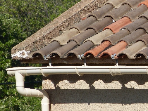 Rinnenhalter hält Dach-Ziegel — oder doch anders herum? Dieser Schnappschuss stammt von BAUMETALL-Leser Thomas Duglitz. Via E-Mail schreibt er an die Redaktion: “Wer benötigt schon Traufdielen oder Bordbretter? Wie man sieht geht es in Korsika auch einfacher!“