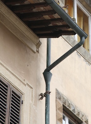 Rohrschelle und Rohr auf italienisch