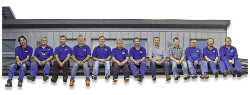 
Bestens gelaunt testet das Wittmann-Team die Qualität der fertiggestellten Spenglerarbeiten. Spenglermeister Günter Wittmann (5. v. r.) ist mit von der Partie



