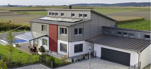 <p>
Fünf Pultdächer: Vier Pultdachflächen auf dem Wohnhaus und auf der Garage weisen verschiedene Neigungswinkel und Flächenmaße auf – eine weitere befindet sich über der Terrasse
</p>
