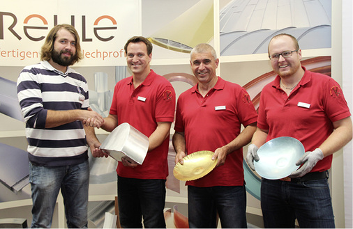 
Museumsrepräsentant Andreas Fella nimmt eine Geldspende der Krehle GmbH entgegen 
