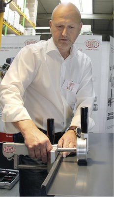 <p>
J. Martin Sigel führt neue Dräco-Bender vor
</p>