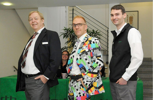 
Barth-Inhaber J. Votteler † u. Geschäftsführer A. Votteler nehmen einen Humoristen in die Zange 
