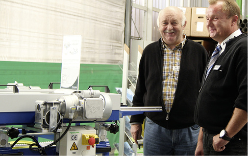 <p>
Holger Bartolosch von Schlebach (r.) erklärt die Profiliermaschine Minilight 
</p>