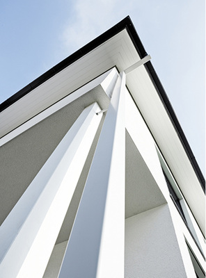 



Kastenförmige Rinne trifft eckiges Entwässerungsprofil
