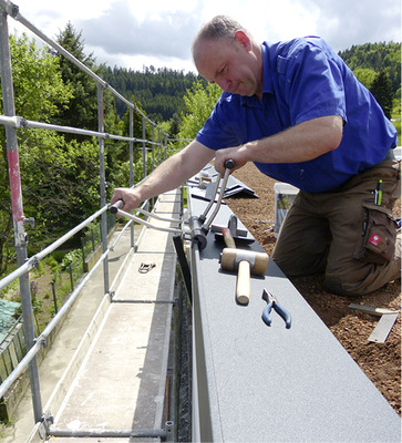 
Jochen Müller schließt den Winkelfalz der Blende mit dem überaus schonend arbeitenden Falzschließer von Dräco
