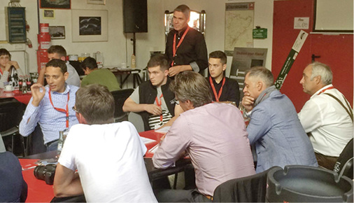 
BAUMETALL-Chefredakteur Andreas Buck (stehend) moderiert die Veranstaltung 
