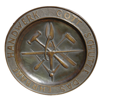 BAUMETALL bedankt sich bei Spenglermeister Helmut Schulz für die Zusendung dieser wunderbaren Klempnerschale aus Kupfer
