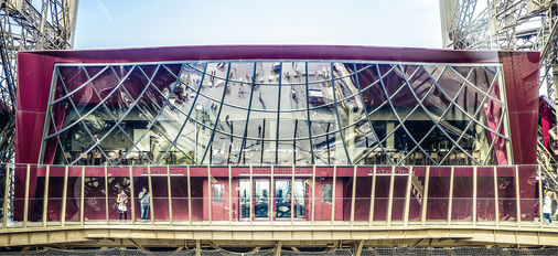 
Die neuen Pavillons umfassen eine Kombination aus Informationsparcours, Museumspräsentation, Restauration und einer völlig neuen Erfahrbarkeit der Eiffelturm-Gebäudedimensionen
