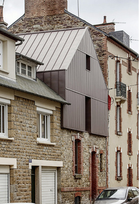 Privates Wohnhaus in Rennes, Frankreich. Die Aufstockung wurde in der VM-Zinc-Oberflächenqualität Pigmento rot ausgeführt

Foto: VM-Zinc
