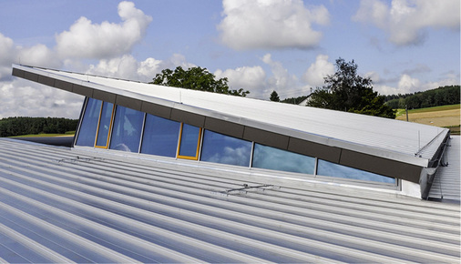 <p>
</p>

<p>
Das dampfdiffusionsoffene Aluminiumprofil wurde so konzipiert, dass keine Spannungen bei Windlasten auftreten und temperaturbedingte Dehnungen aufgefangen werden. Das Dach ist völlig wartungsfrei
</p> - © Foto: Roland Rieger, Grimoldsried

