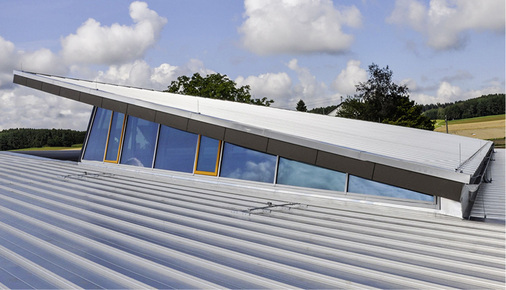 



Das dampfdiffusionsoffene Aluminiumprofil wurde so konzipiert, dass keine Spannungen bei Windlasten auftreten und temperaturbedingte Dehnungen aufgefangen werden. Das Dach ist völlig wartungsfrei
