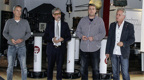 Vorstand Jens Sperber (l.) stellt neue Mitglieder vor und freut sich über die erste Museums-Infotafel „Sicken von Hand“
