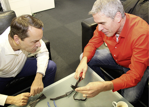 
Andreas Buck führt die Handhabung einer Deckzange vor
