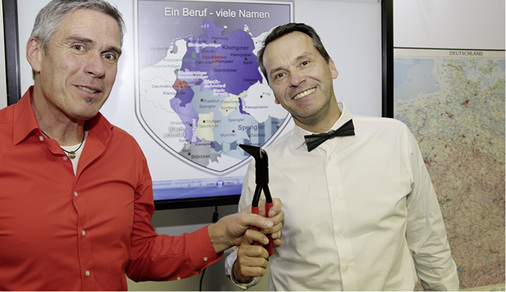 
Christian Häckl (r.) freut sich über seine Aluminium- Fliege. Von BAUMETALL-Chefredakteur Andreas Buck hat er erfahren, dass Klempner und Spengler zahlreiche Berufsbezeichnungen haben 
