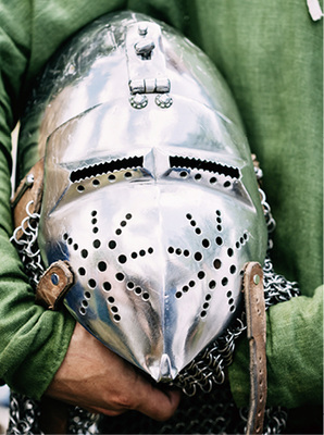 
Ein echtes Meisterstück des Metallhandwerks ist dieser interessant geformte Ritterhelm mit vielfältigen Löchern zum Atmen und Sehen sowie mit Scharnieren zum Öffnen des Visiers



