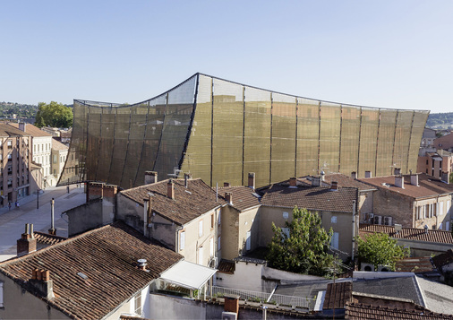 
Neues Wahrzeichen für Albi: die dreidimensionale Hülle des Grand Théâtre des Cordeliers aus goldfarben eloxiertem Aluminiumgewebe von GKD
